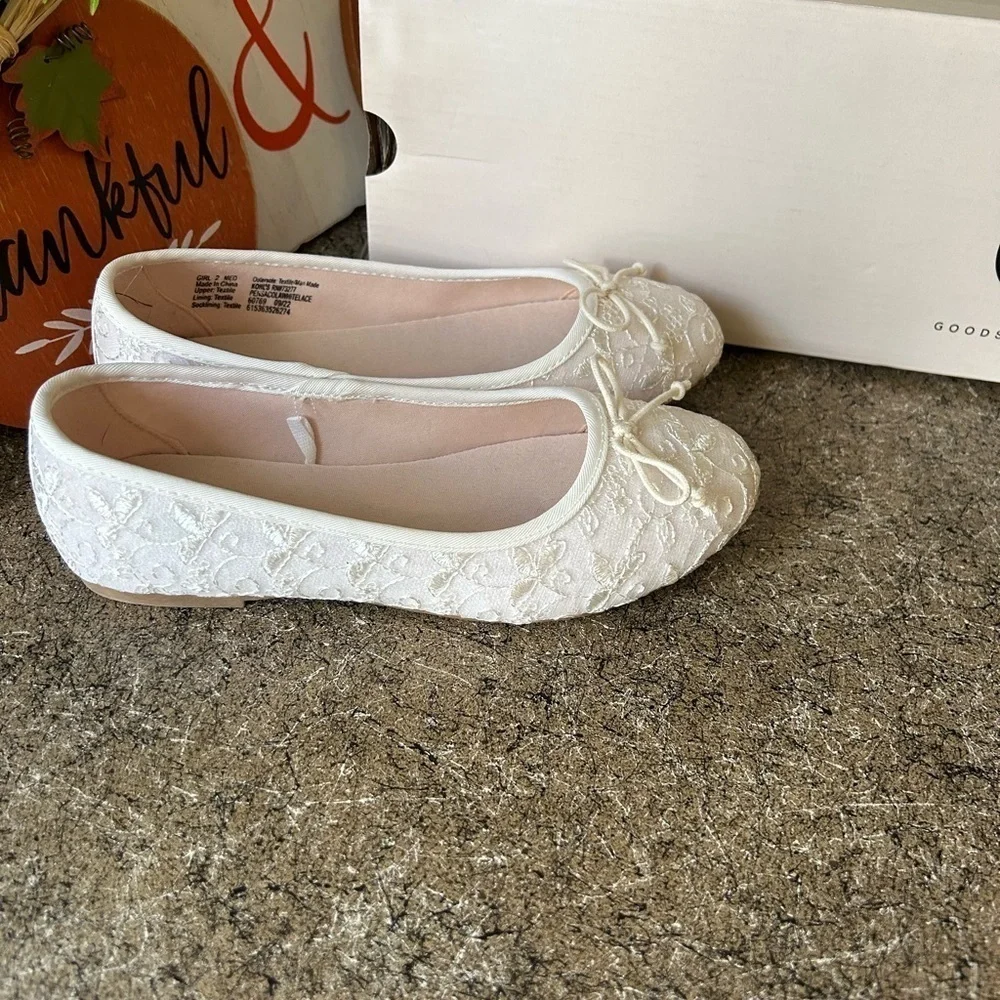 NIB SO Size 2 PENSACOLA White lace flats